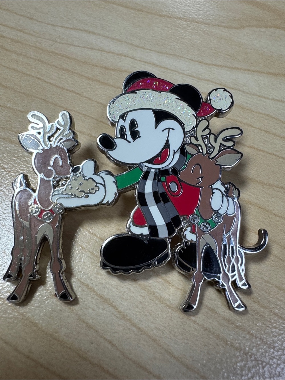 Disney Holiday - Mickey Mouse Feeding Reindeer - Disney Pin